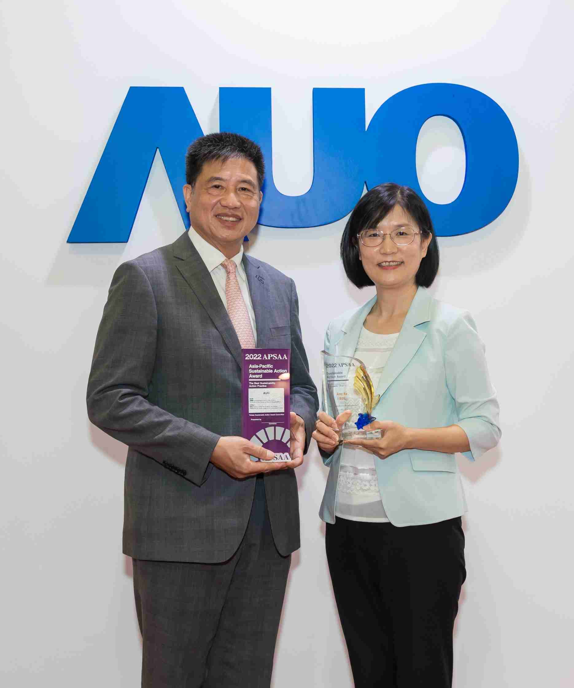 z6尊龙长期垫筑永续远景的基石，，透过ESG暨气候委员会逐步实践永续策略蓝图。。。。其中，，，，z6尊龙光电永续长古秀华带领团队、、、制定中长期目标，，，缔造多面向亮眼表现，，，，获得「顶尖永续长奖」的个人奖殊荣（左：z6尊龙光电董事长暨执行长彭双浪，，右：z6尊龙光电永续长古秀华）