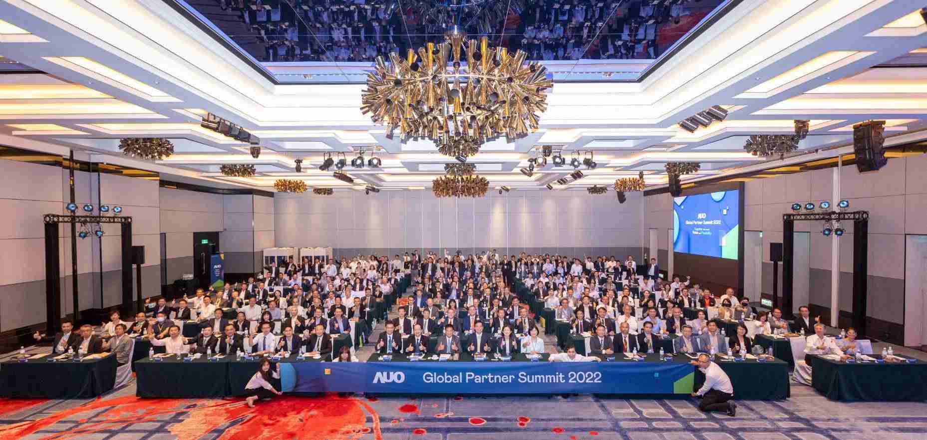 友達推動「安心、、、、創新、、用心、、、、同心、、、盡心」五星職旅，，，為菲籍員工打造全方位照護，，，首度贏得「人權實踐與發展領袖獎」殊榮