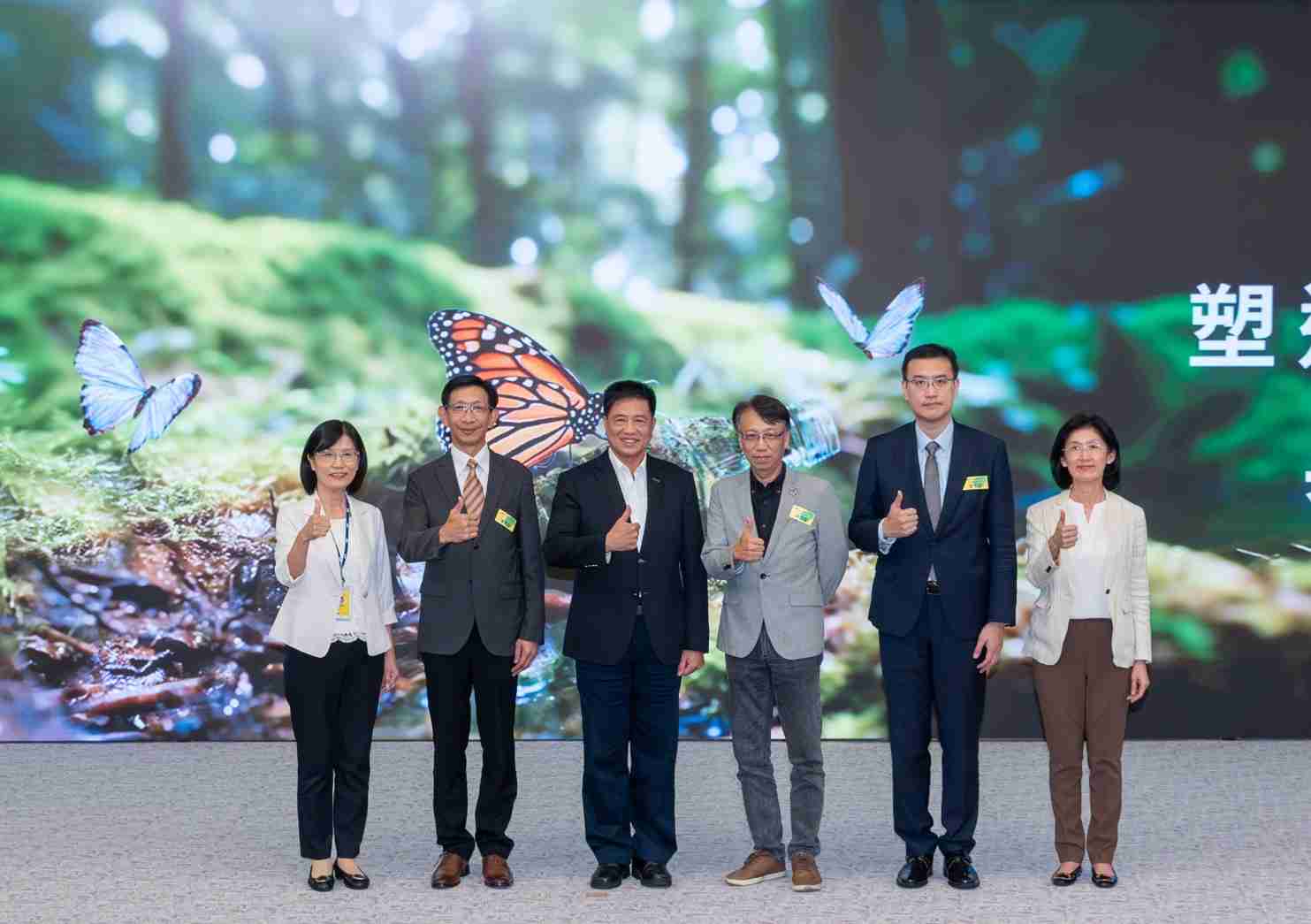 友達2023 CSR共榮大會，，，，邀請領域專家分享交流生物多樣性管理趨勢、、、無塑產品、、海廢永續塑料等議題  （圖左到右：友達光電永續長古秀華、、3M台灣技術長陳君杰、、、、友達光電董事長暨集團策略長彭双浪、、、光寶科技企業永續發展處處長陳慶暉、、、安永聯合會計師事務所執業會計師曾于哲、、、、友達光電供應鏈總部副總經理吳宜芳）