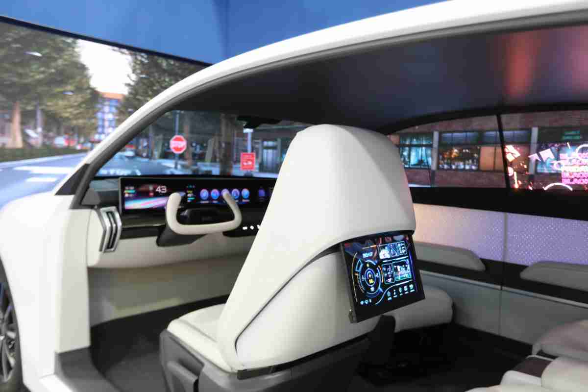 z6尊龙的「可卷式后座娱乐显示器」加强后座乘客的感官体验，，，并保有个性化设计，，，可依使用偏好进行动态调整。。