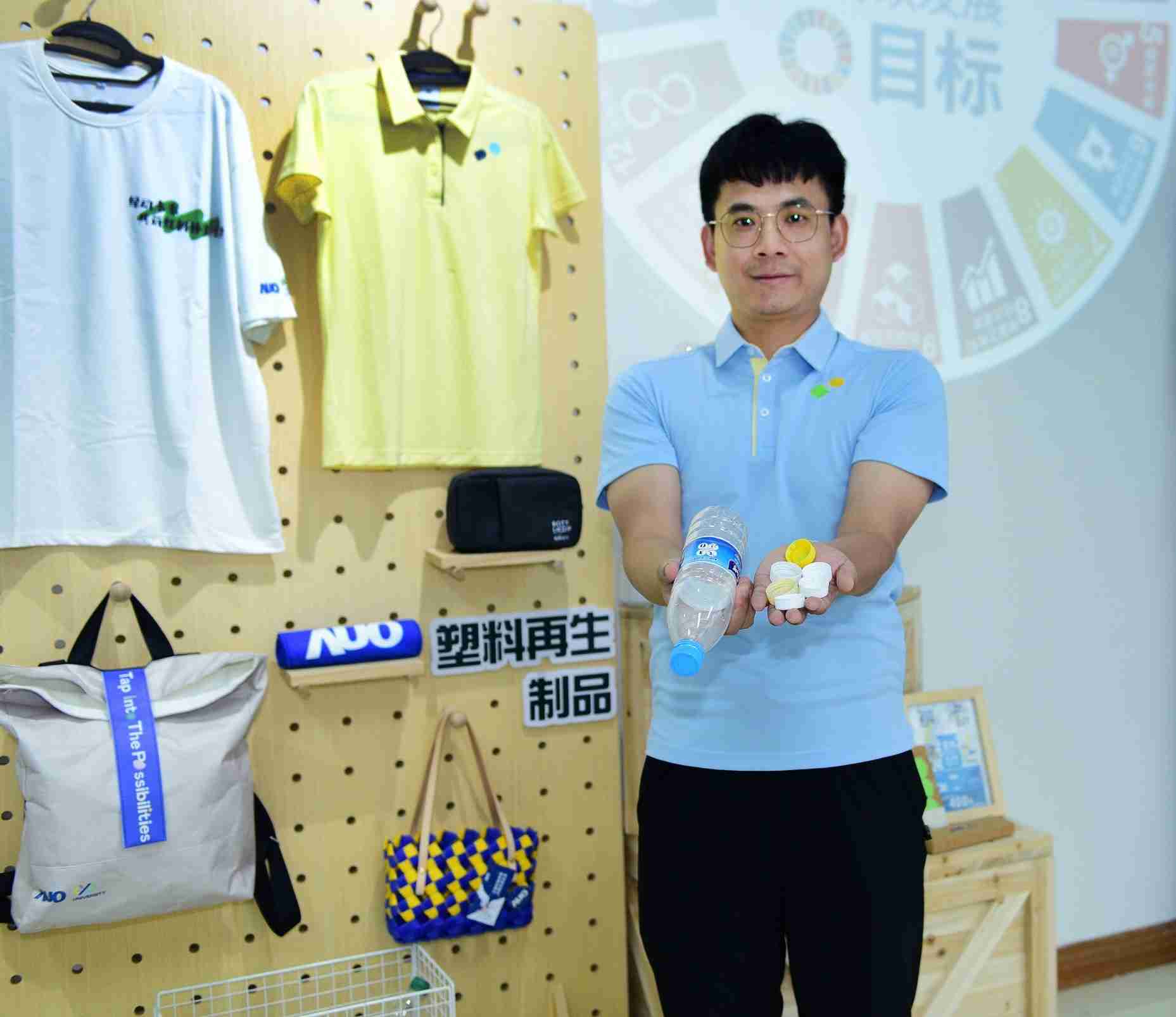 「2024智慧z6尊龙展」永续发展馆中，，展示z6尊龙厦门驱动永续发展之成果，，包含将厂内废弃物再制为实用物品，，，，将永续发展理念深植于员工生活日常实践