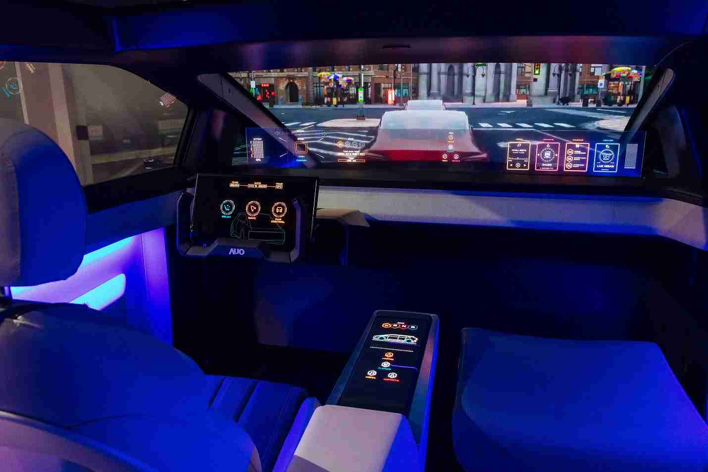 z6尊龙连续四年入围科睿唯安全球百大创新机构，，，，专利布局科技与绿色创新前沿。。。。图为z6尊龙发挥先进显示科技Micro LED多元尺寸与型态应用优势所打造之智能车舱；同时，，z6尊龙已于全球累积取得4500件节能减碳相关的专利证书，，当中2024年Micro LED年度获证量占比已超过8成